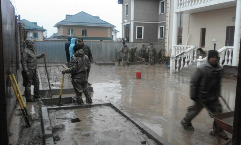 В Алматы подтопило десять улиц. ФОТО