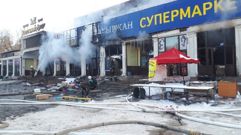 Борьба с крупным пожаром в торговом центре происходит в Алматы