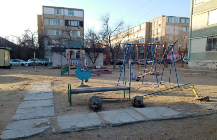 Обновить детскую площадку просят жители одного из микрорайонов Актау
