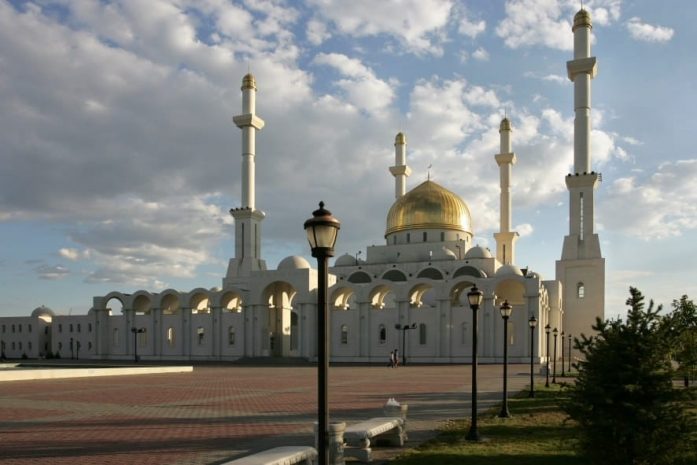 Назарбаев поздравил казахстанцев с началом праздника Ораза айт