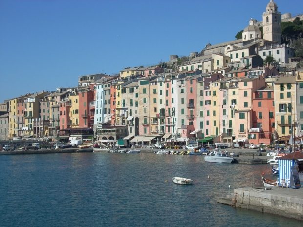 Мэра итальянского города выгнали из ресторана из-за шорт