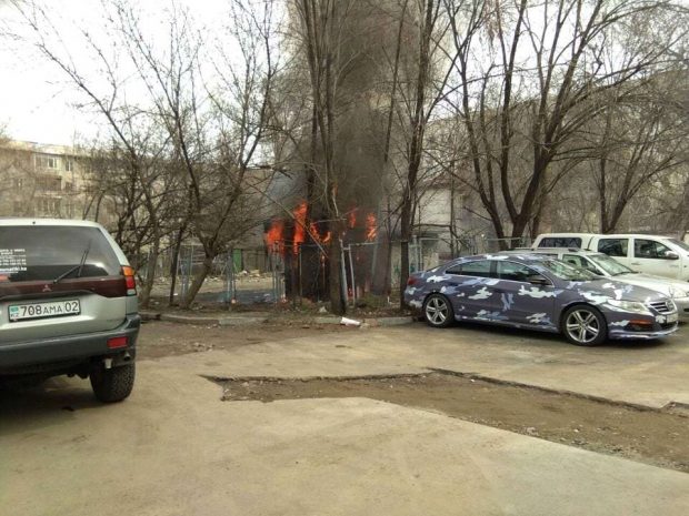В районе Арбата в Алматы сгорел киоск. ФОТО, ВИДЕО