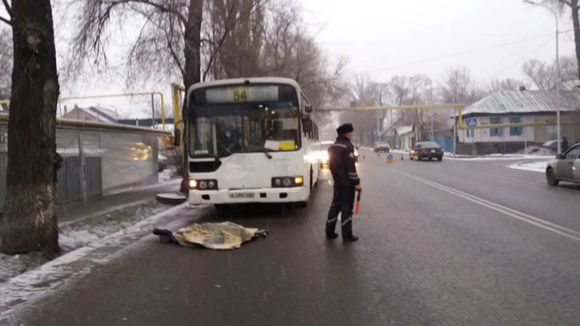 В Алматы автобус насмерть сбил мужчину
