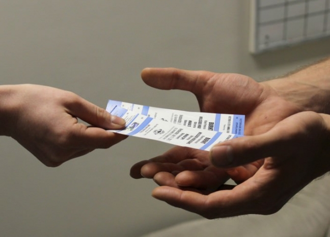 Перекупщиков билетов на футбол задержали в Актобе