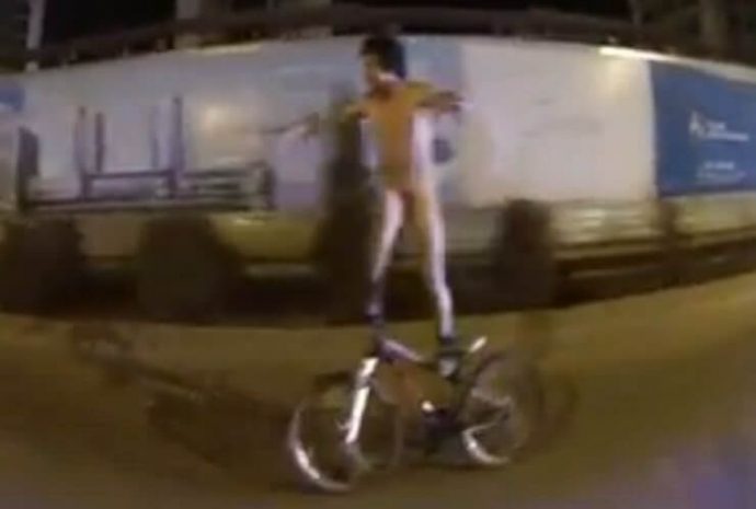 Шымкентский голый велосипедист был в маленьких трусахЭксклюзив