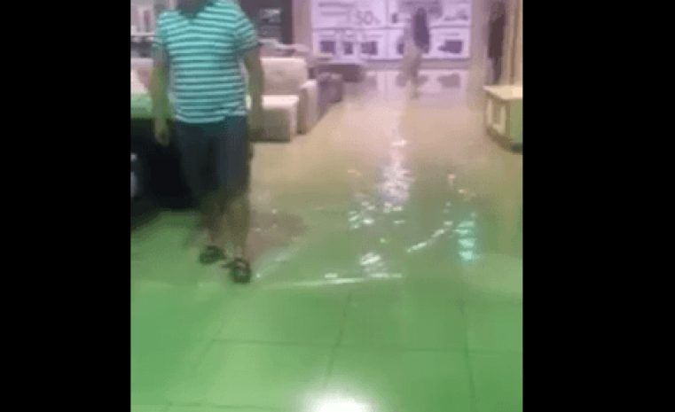 В Алматы ТЦ «Армада» залило водой