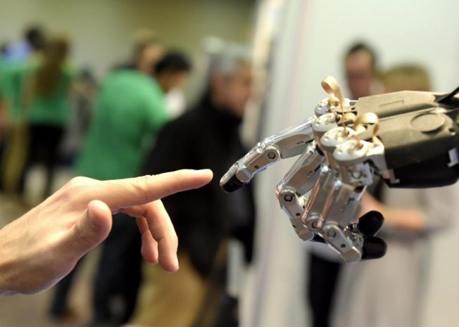 Способного чувствовать боль робота с лицом человека создали в Японии