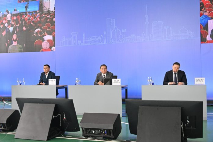 На парней в коротких юбках и колготках пожаловались Досаеву