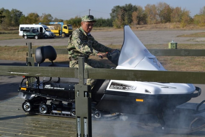 Пограничникам РК вручили 200 новых автомашин и снегоходов