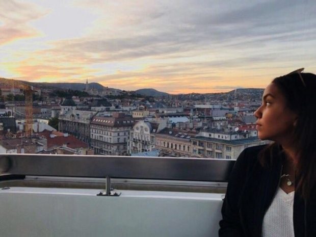 В США девушка погибла после падения самоубийцы на ее автомобиль