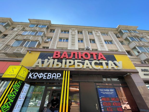 Доллар начал неделю с роста в Казахстане