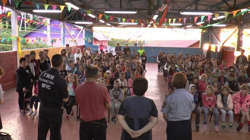 Полицейские и спасатели Алматы отправились в школьные лагеря