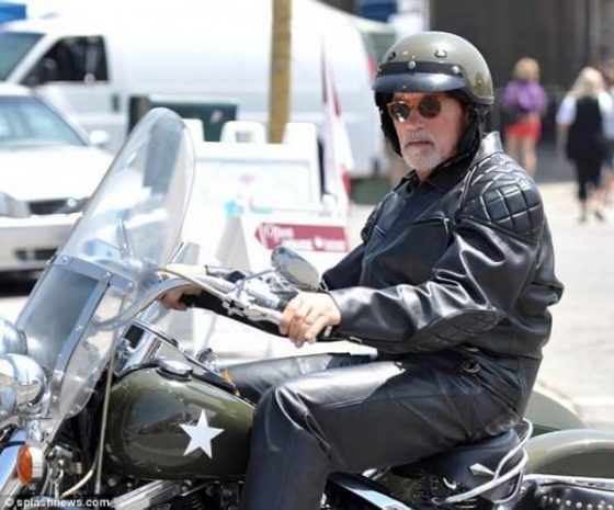 Бородатый Шварцнегер на байке с коляской