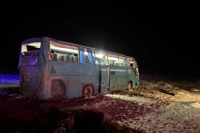 Ақтау – Бейнеу тас жолында жолаушылар автобусы аударылып, төрт адам қаза тапты