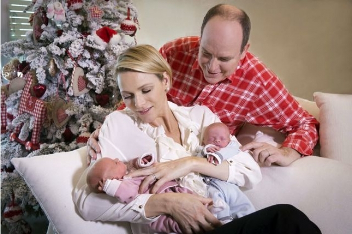 Князь и княгиня Монако показали публике новорожденных близнецов