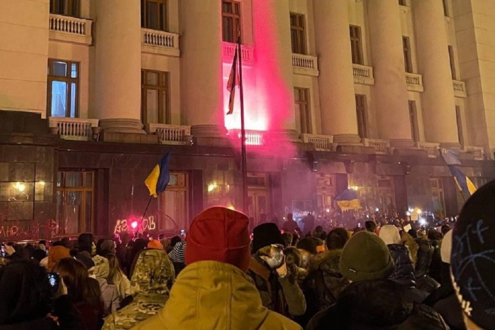 Протестующие забросали петардами офис президента Украины