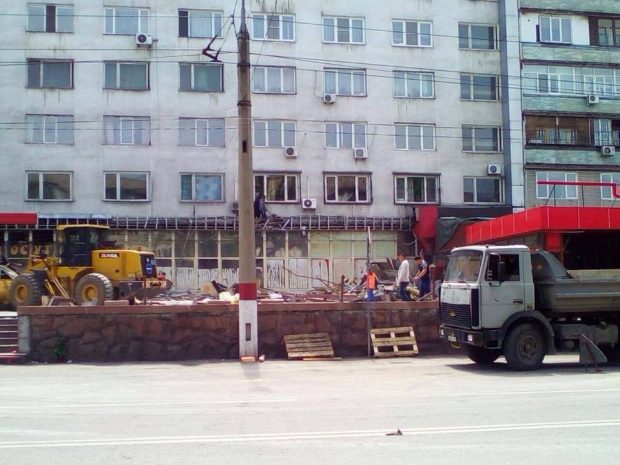 У магазина «Юбилейный» начался снос пристроек (ФОТО)