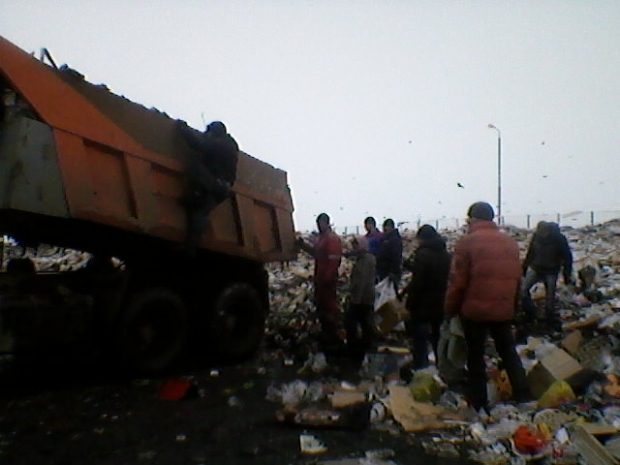 Жители Уральска ищут еду на помойке