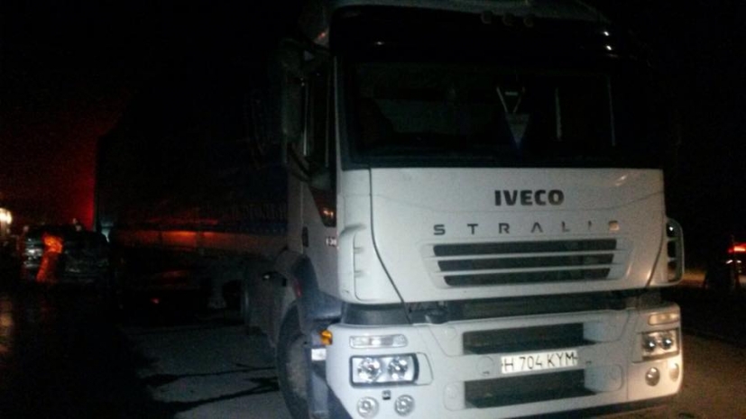 «И на нашей улице праздник»: фура с пивом перевернулась на трассе Алматы - Капшагай