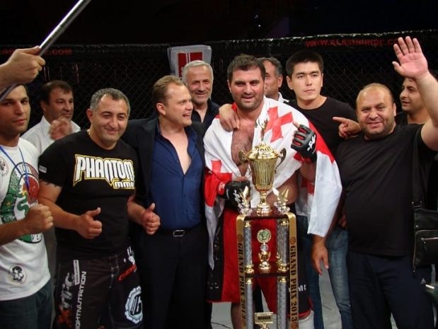 «Малыш» раздавил «Гору» в алматинской битве тяжеловесовЭксклюзив