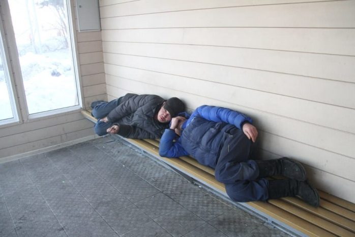 В теплых помещениях на остановках в Усть-Каменогорске поселились бомжи