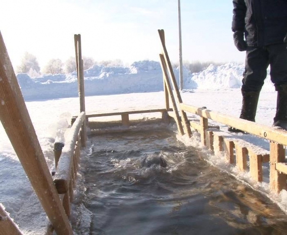 Первые павлодарцы окунулись в купели в крещенский сочельник