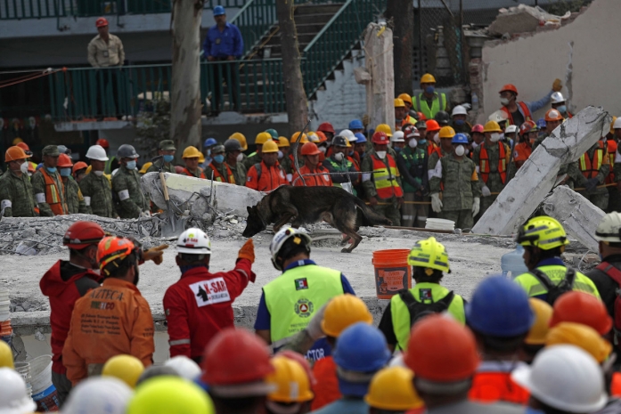 Десятки людей погребены под руинами рухнувшей пятиэтажки в Индии