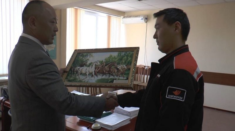 В Алматы прохожий задержал вооруженного преступника