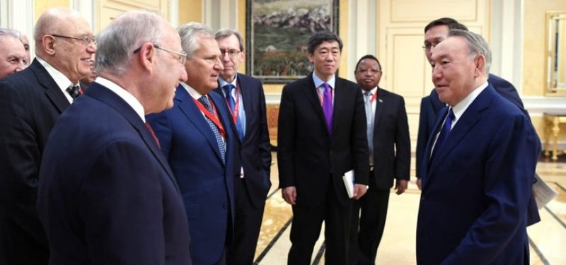 Построить экогород в Казахстане предложил Назарбаеву нобелевский лауреат