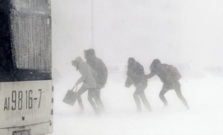 В Павлодарской области ветер сбивал с ног людей и срывал крыши домов