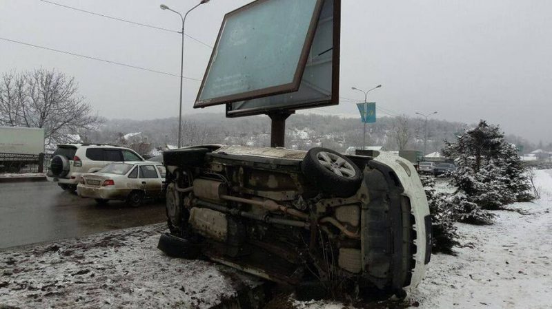 В Алматы Lexus перевернулся и влетел в рекламный щит