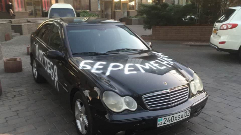 Девушка разрисовала авто парня в Алматы