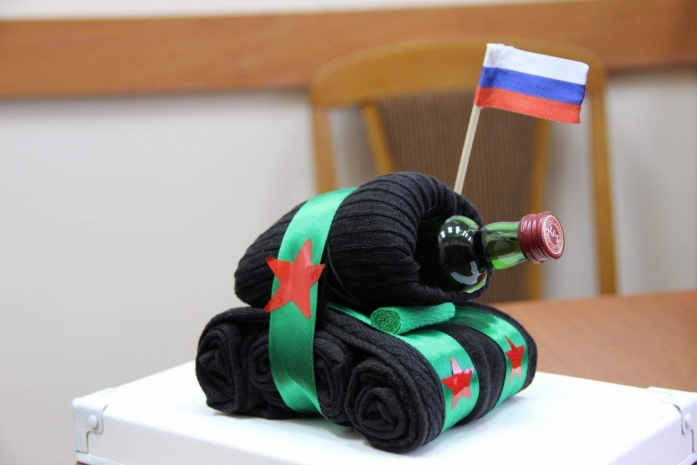 Джемпер, борода и Екатерина – образ мужчины к 23 февраля составили в России