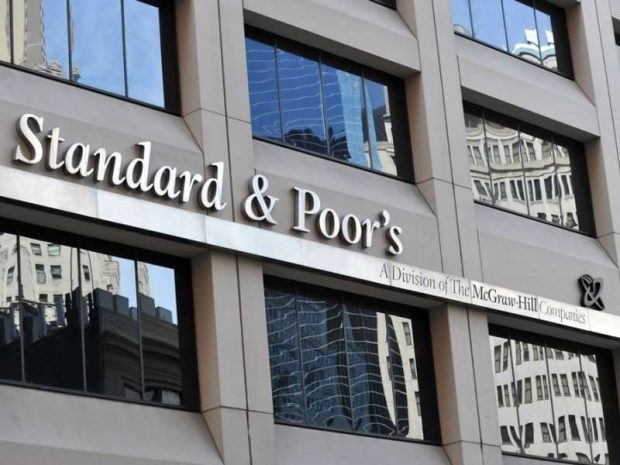 S&P ожидает девальвацию тенге в 2015 году