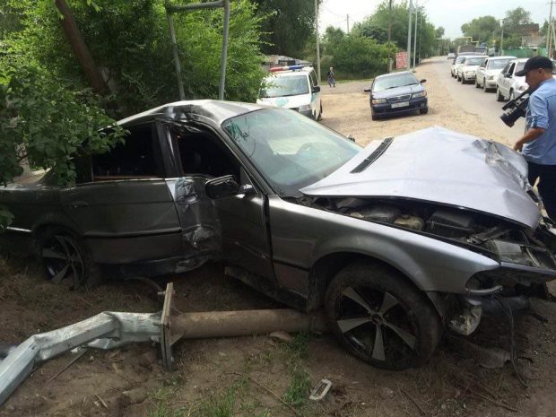 BMW снесла столб с деревом