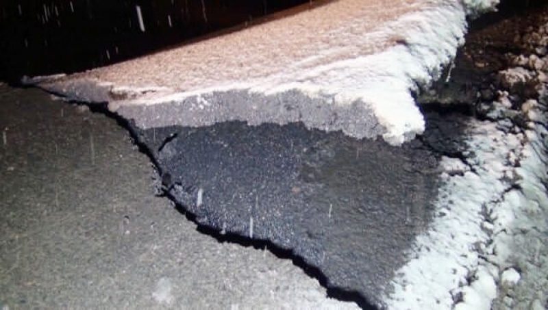 В Алматы Daewoo Nexia ушла под асфальт