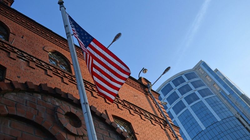 США закрывают последние два консульства в России