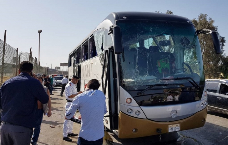 При взрыве около туристического автобуса пострадали 17 человек в Каире