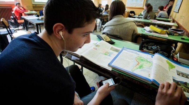 В ВКО ученикам могут запретить приносить в школу смартфоны