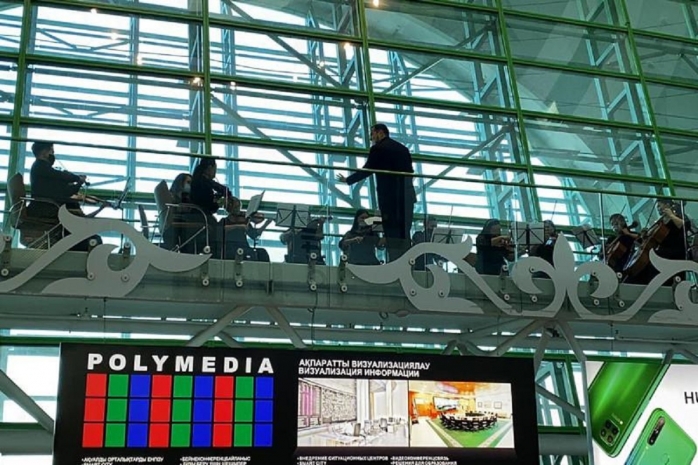 Симфонический оркестр сыграл в аэропорту Нур-Султана
