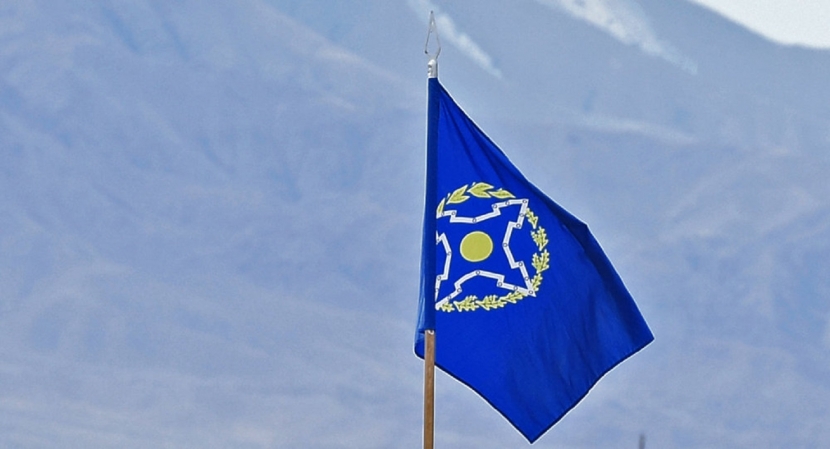 Военные разведчики водрузили флаг ОДКБ на пике Нурсултан