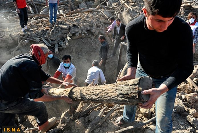 Число жертв землетрясения в Иране превысило триста человек