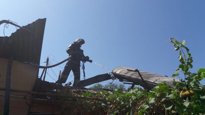 В Алматы горел дом на четыре хозяина