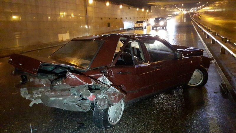 В Алматы водитель Mercedes спровоцировал массовое ДТП и скрылся