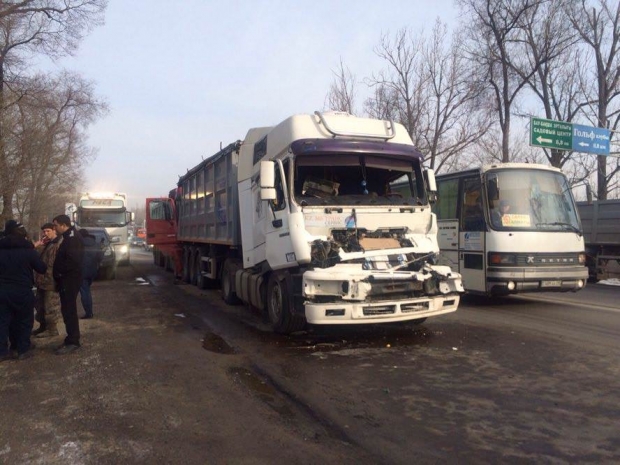 Три фуры столкнулись на Кульджинском тракте