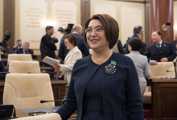 Президент прекратил полномочия сенатора Айтимовой
