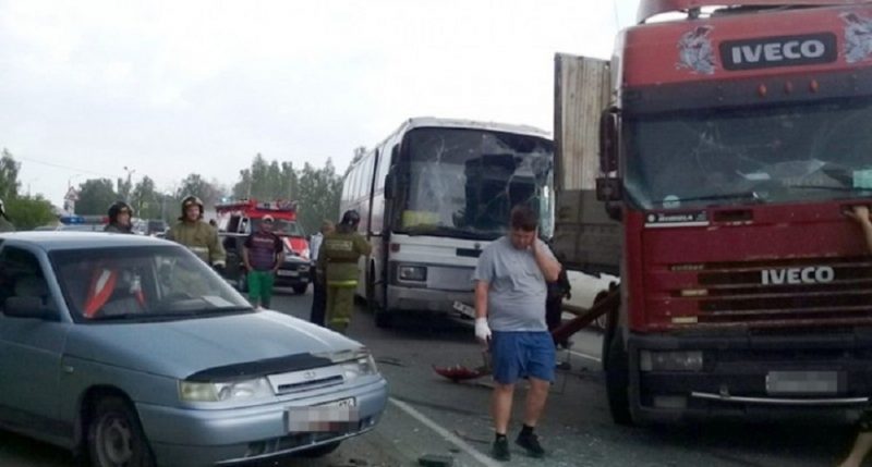 Автобус из Казахстана пострадал в ДТП в России