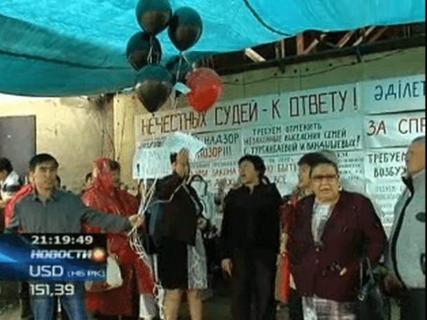 Внимание алматинских властей пытаются привлечь выселенцы