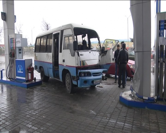 Уходя от столкновения, автобус врезался в АЗС