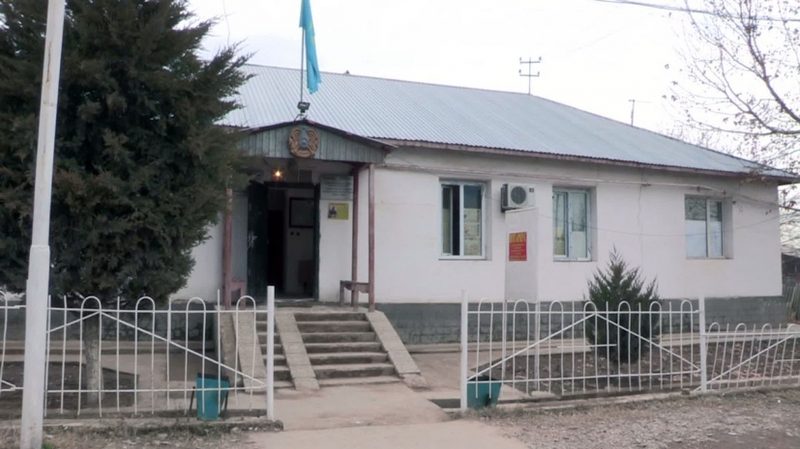 В селе Абай учителя устроили сходку у акимата